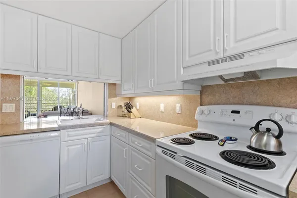 $2,100 | 9480 Poinciana Place, Unit 407, Davie, FL 33324