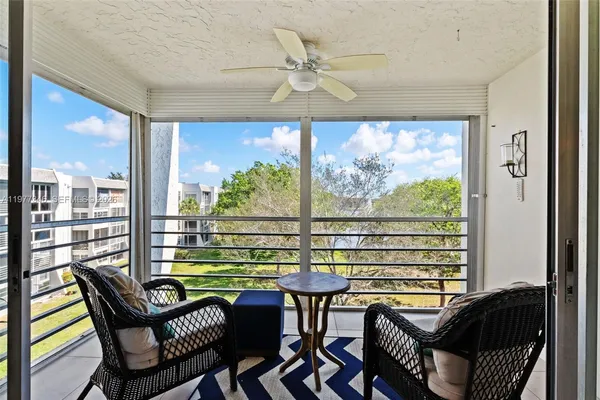 $2,100 | 9480 Poinciana Place, Unit 407, Davie, FL 33324