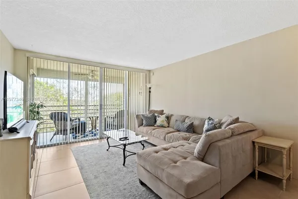 $2,100 | 9480 Poinciana Place, Unit 407, Davie, FL 33324