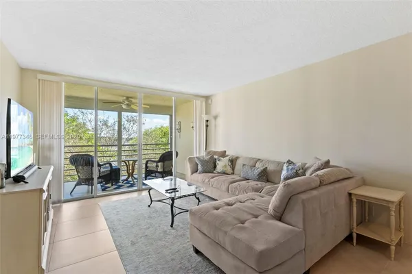 $2,100 | 9480 Poinciana Place, Unit 407, Davie, FL 33324