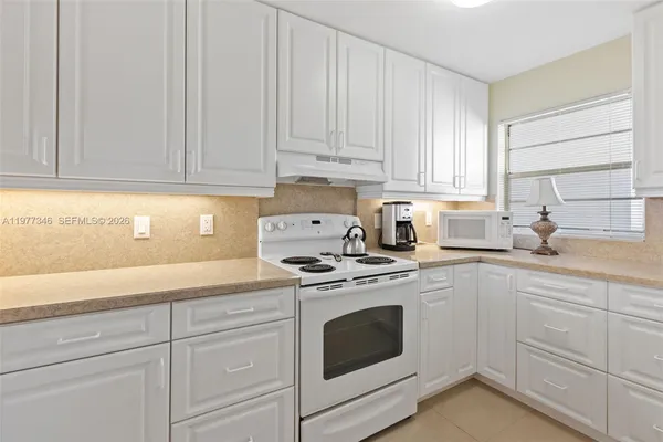 $2,100 | 9480 Poinciana Place, Unit 407, Davie, FL 33324