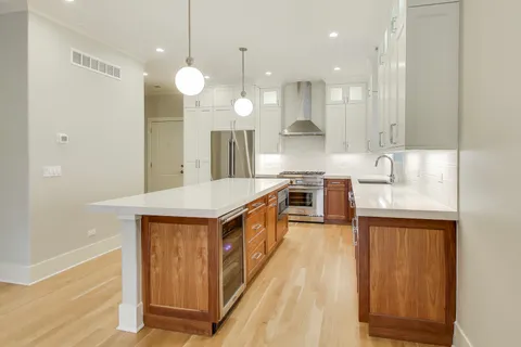 $869,000 | 4135 North Kenmore Avenue, Unit 2N, Chicago, IL 60613