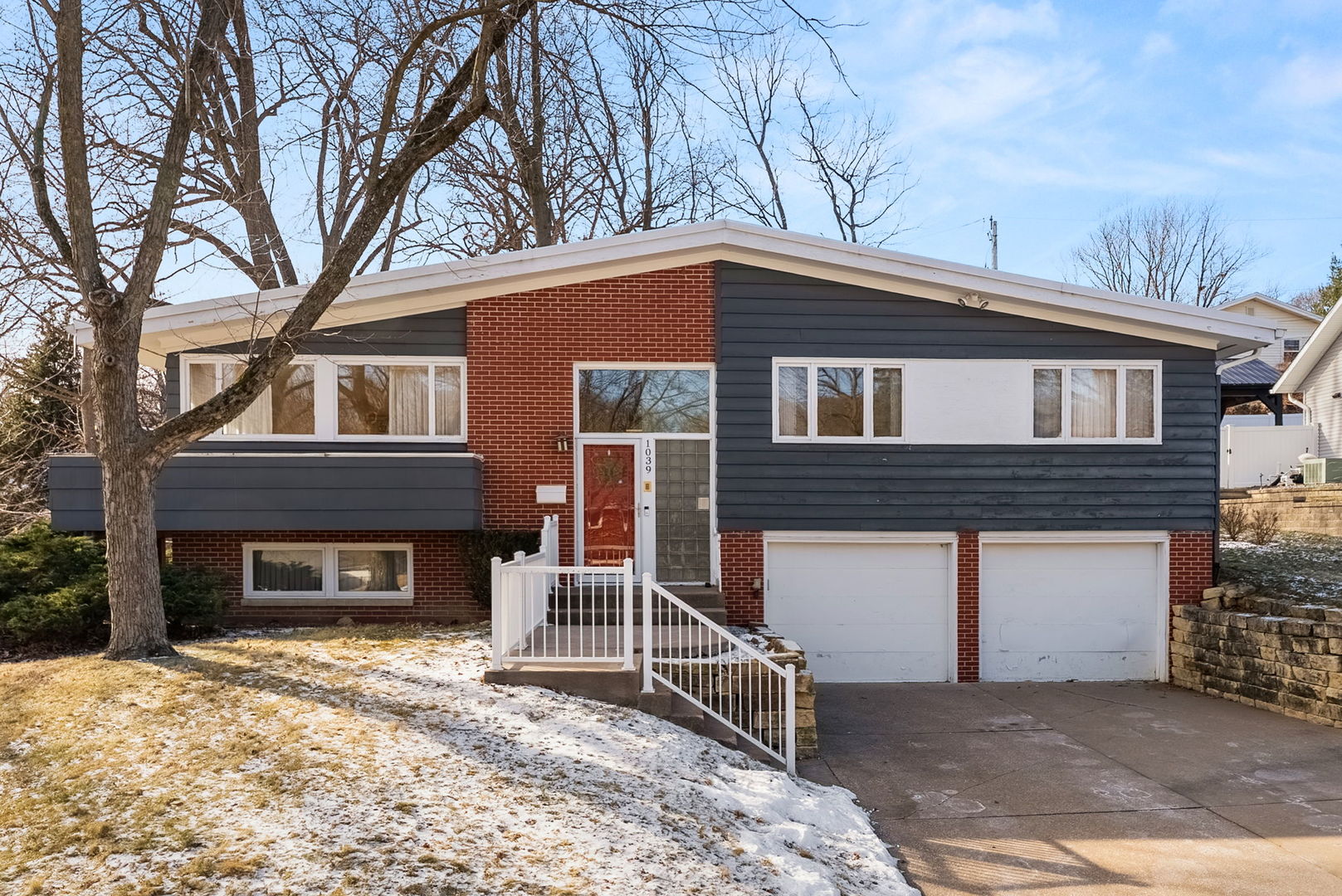 1039 33rd St Court Moline, IL 61265 - Photo 2 of 26