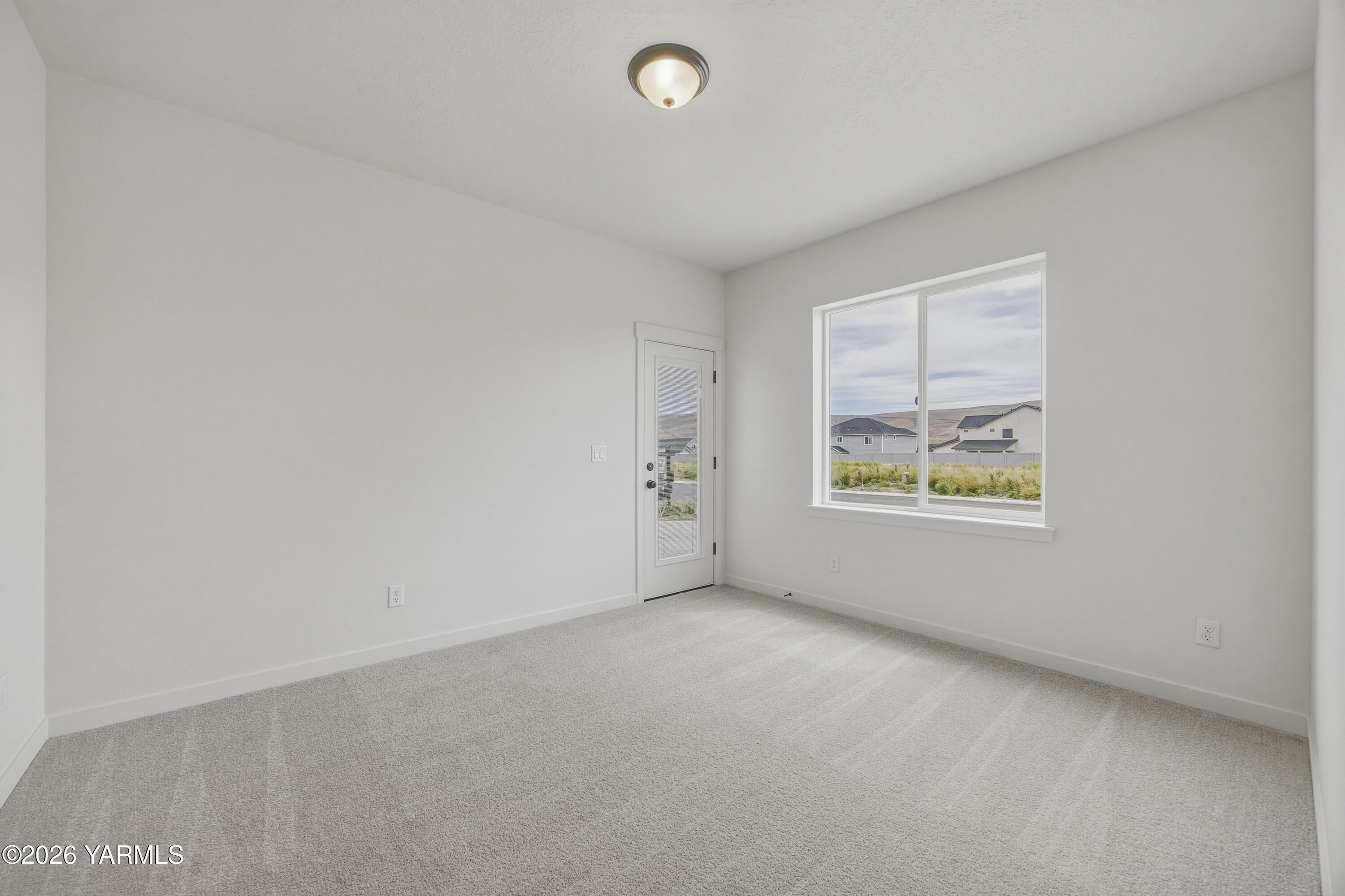 215 Packer Street Prosser, WA 99350 - Photo 32 of 45 an empty room with windows