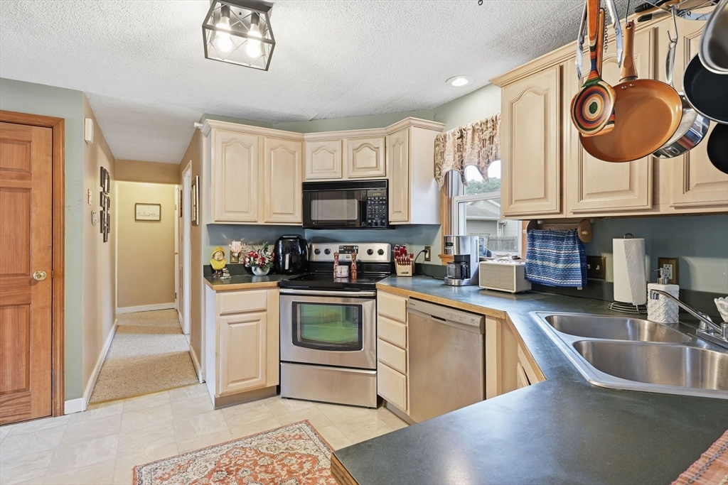 618 Morgan Road West Springfield, MA 01089 - Photo 13 of 38