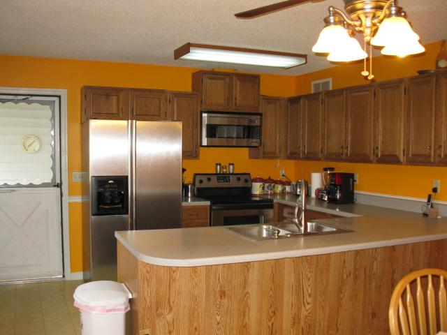 882 Panhandle Road Manchester, TN 37355 - Photo 3 of 16 Eatin Kitchen 17X13 lots of cabinets. Door leading to the carport!!!