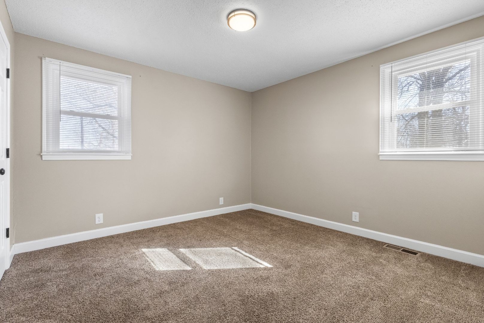 118 Union Hall Road Clarksville, TN 37040 - Photo 17 of 26 an empty room with windows