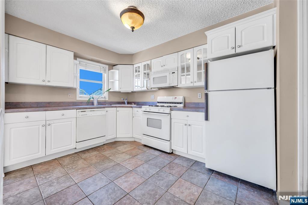 24 Carolyn Road Belleville, NJ 07109 - Photo 4 of 22