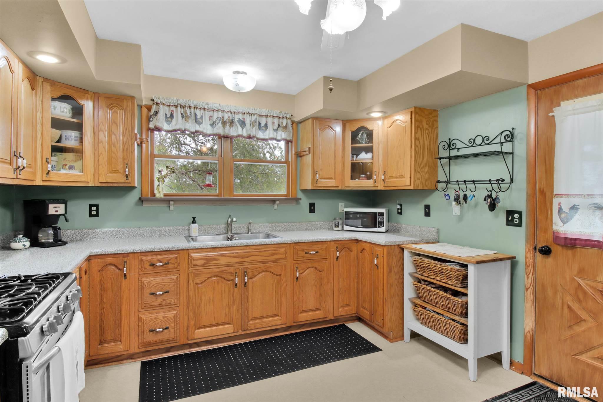 16469 Red Shale Hill Road Pekin, IL 61554 - Photo 8 of 36 Gallery Image 8