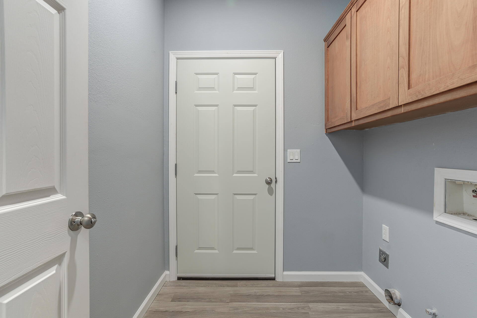1101 Layton Road Redding, CA 96002 - Photo 27 of 37 a view of a hallway with closet area
