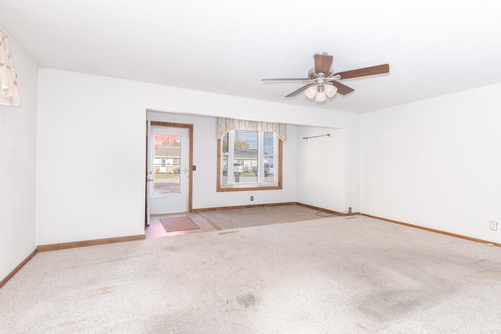 412 East Prairie Street Pontiac, IL 61764 - Photo 14 of 26 an empty room with windows and fan