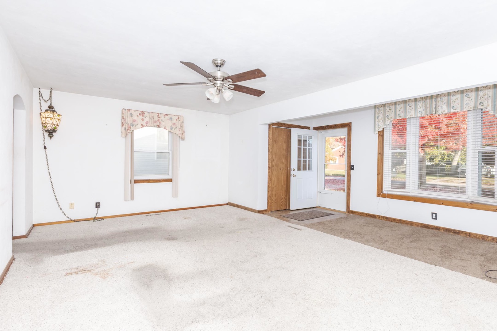 412 East Prairie Street Pontiac, IL 61764 - Photo 15 of 26 a view of an empty room with a window
