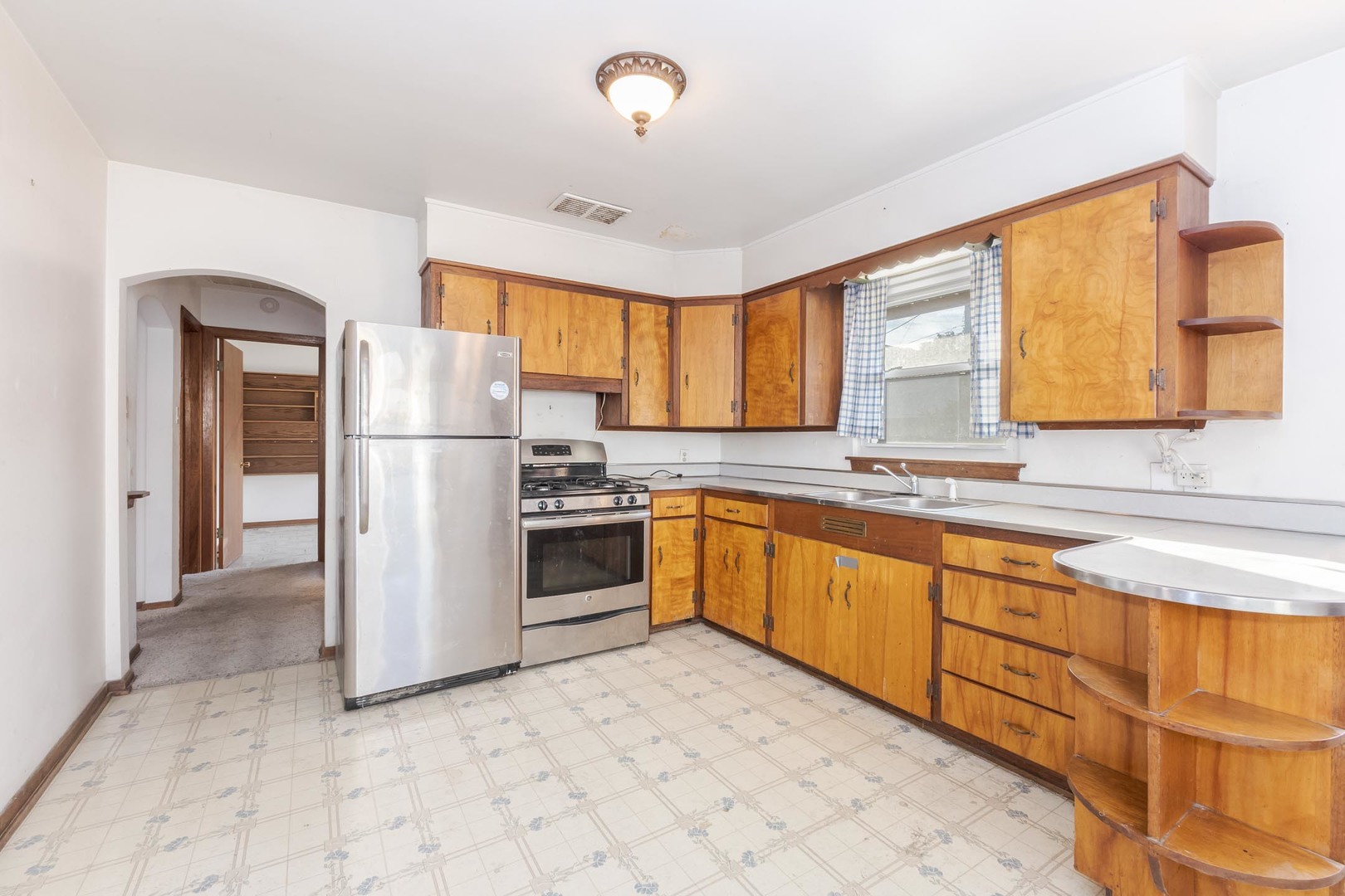 412 East Prairie Street Pontiac, IL 61764 - Photo 19 of 26 a kitchen with granite countertop a refrigerator and a sink