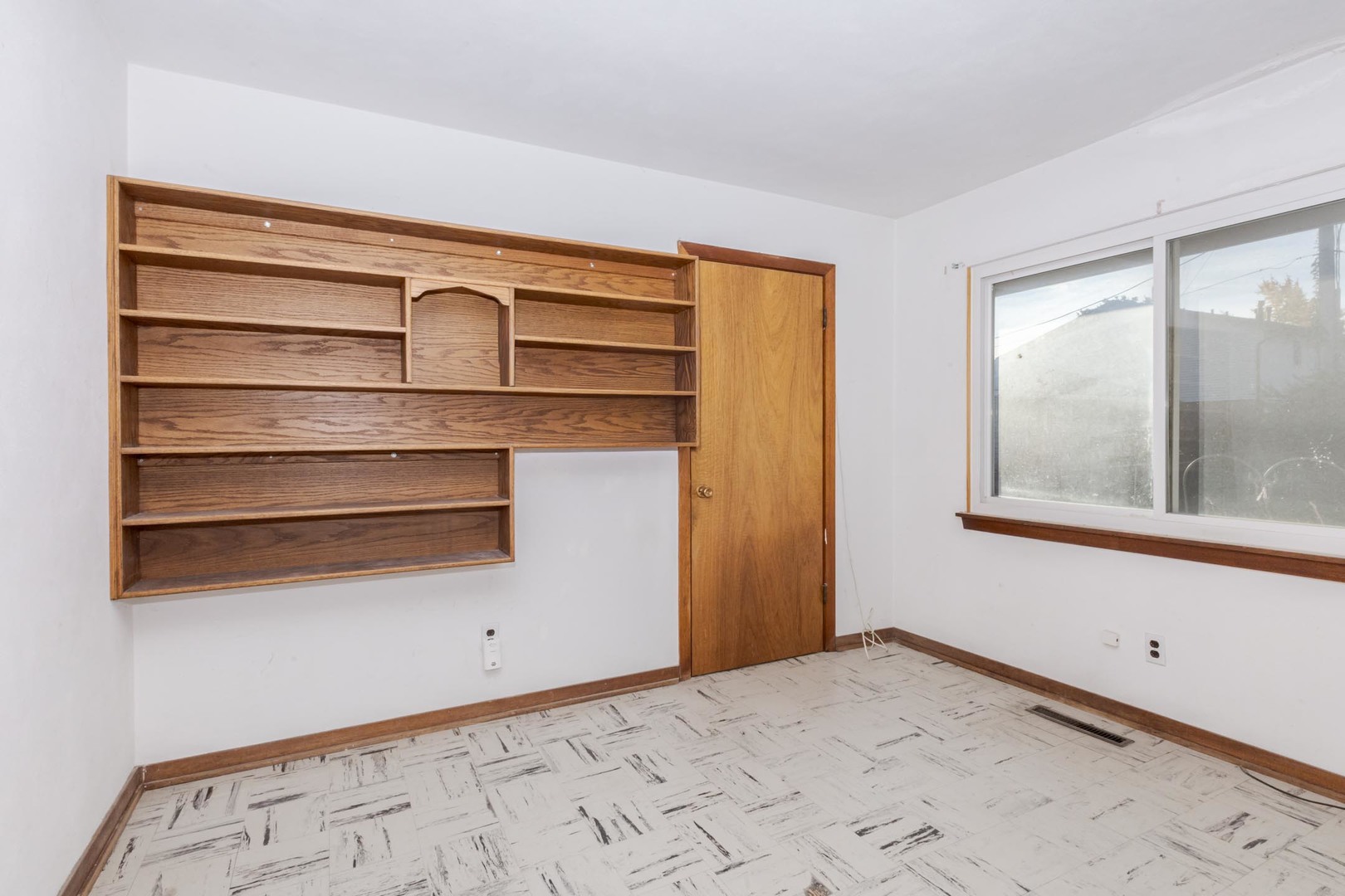 412 East Prairie Street Pontiac, IL 61764 - Photo 22 of 26 a view of an empty room with wooden floor and a window