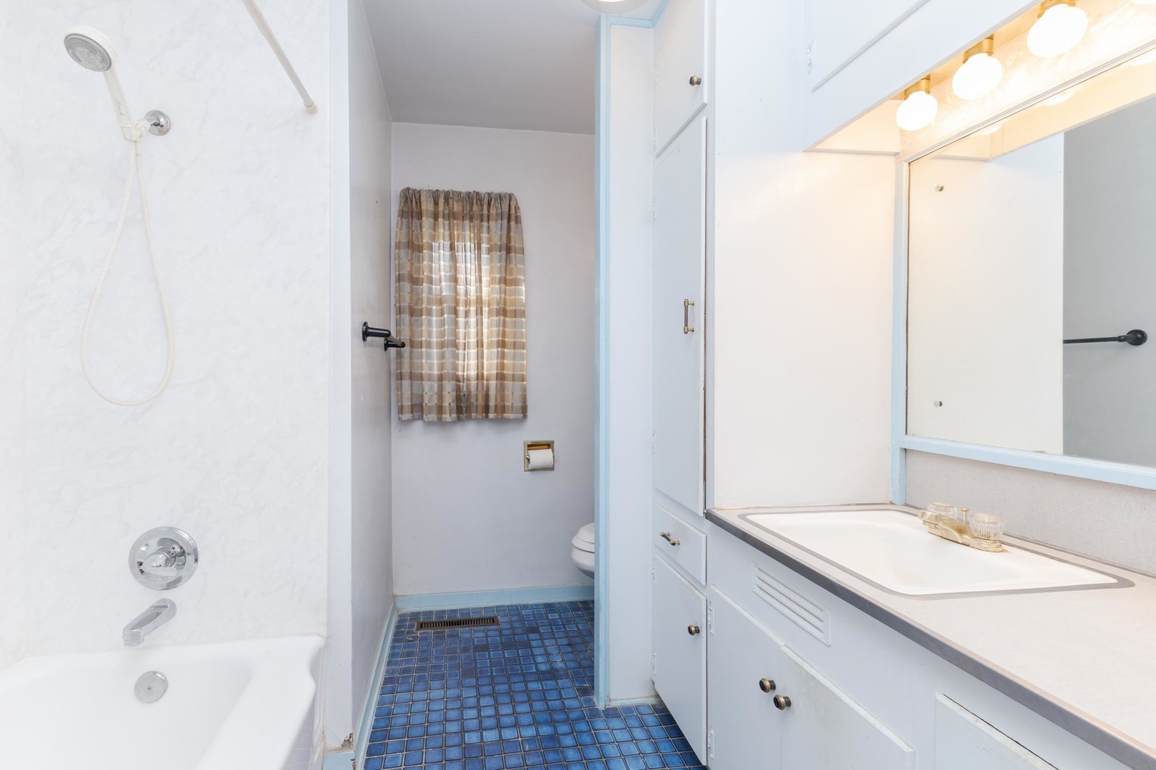 412 East Prairie Street Pontiac, IL 61764 - Photo 24 of 26 a bathroom with a sink a toilet and shower