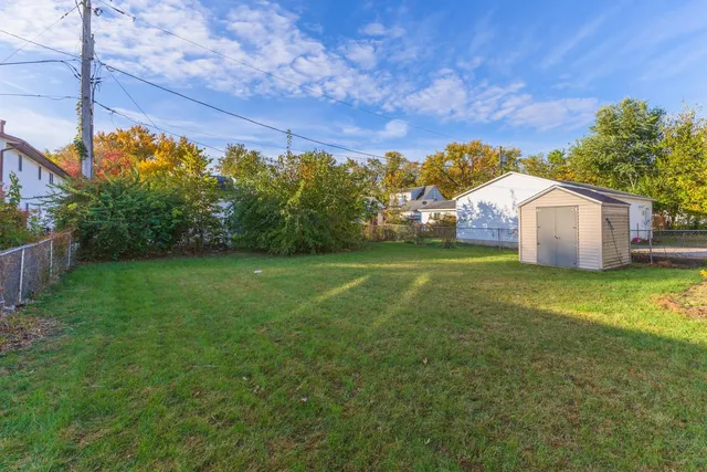 a view of a house with backyard