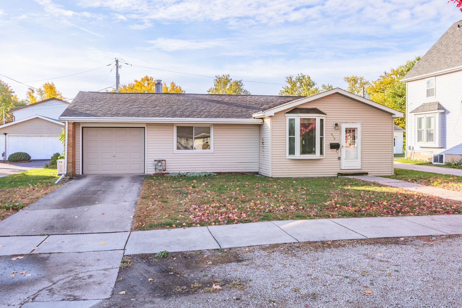 412 East Prairie Street Pontiac, IL 61764 - Photo 10 of 26 a front view of a house with a garden