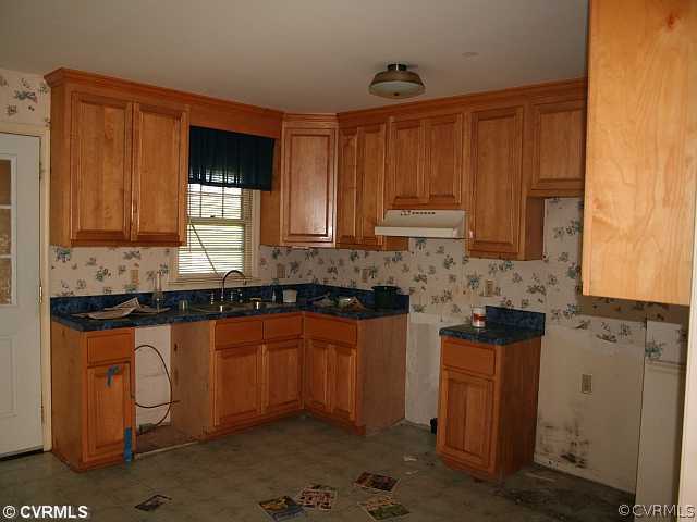 975 Cartersville Road Cumberland, VA 23040 - Photo 3 of 12 Kitchen - The home does need repairs but has great