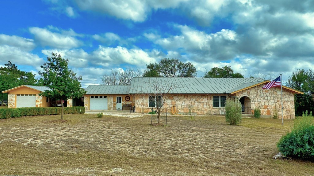 305 Rock Ridge Kerrville, TX 78028 - Photo 32 of 36 a front view of house with a garden