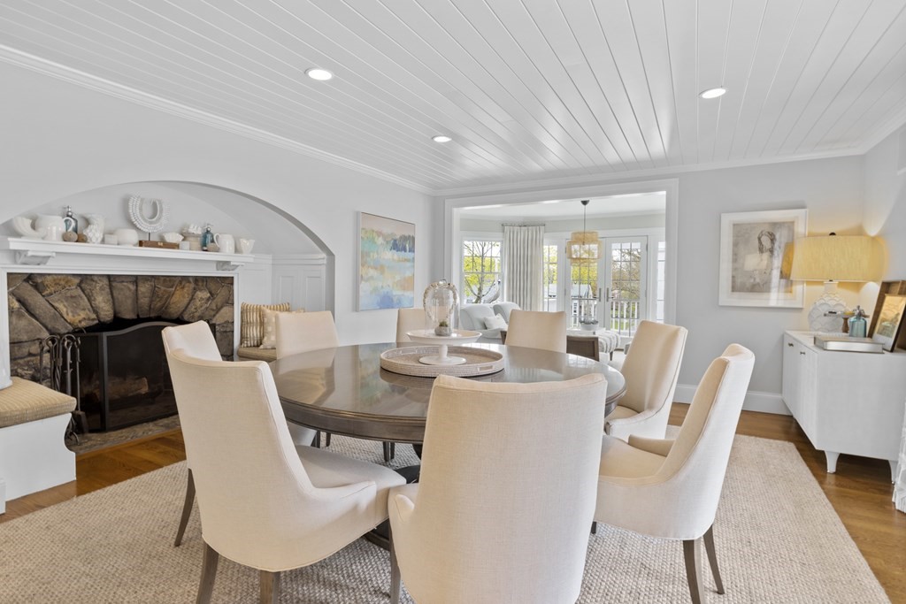 40 Locust Street Marblehead, MA 01945 - Photo 4 of 42 Gallery Image 4