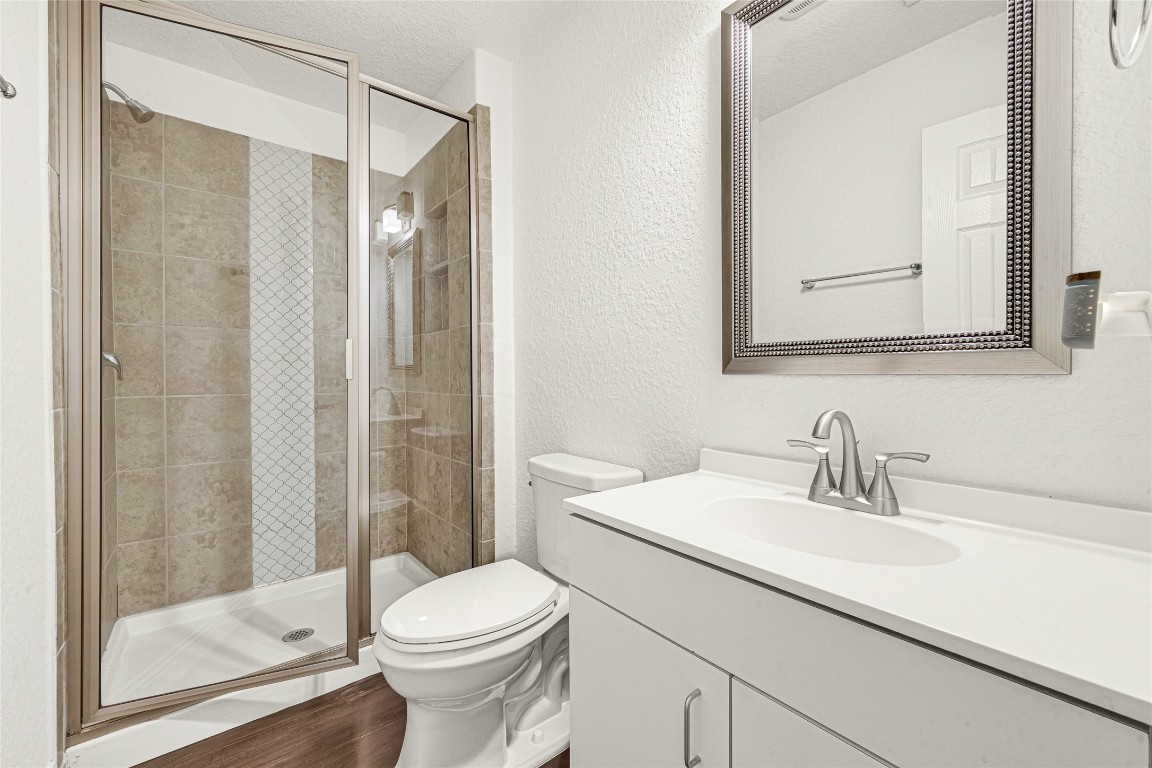 4634 Highway 36 Rosenberg, TX 77471 - Photo 11 of 29 One of the two bathrooms.