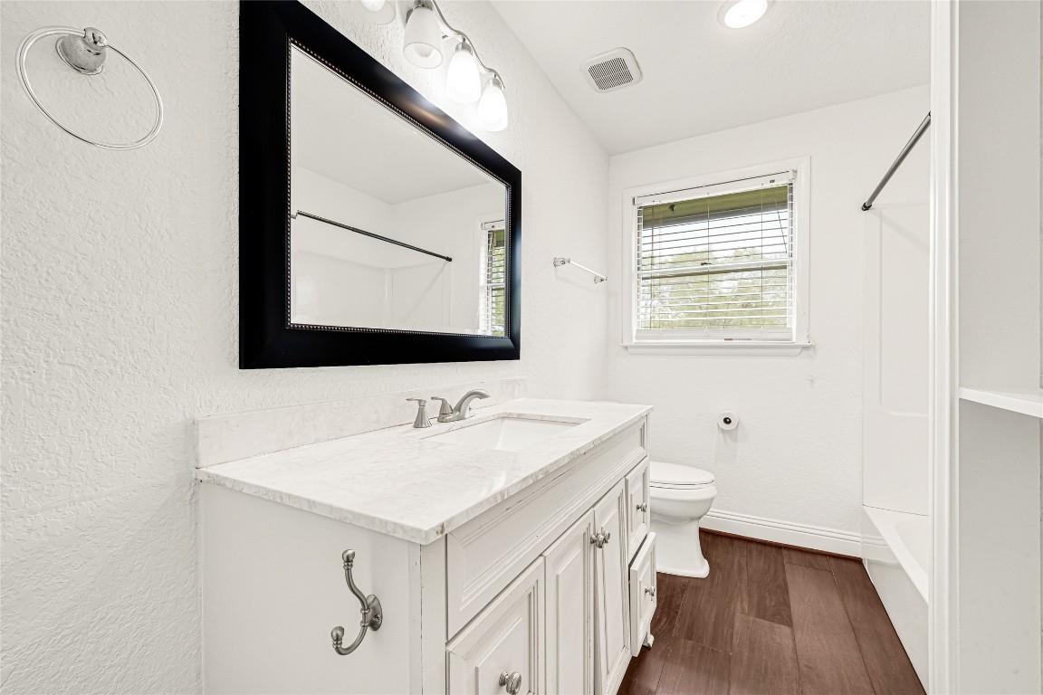 4634 Highway 36 Rosenberg, TX 77471 - Photo 14 of 29 Second bathroom