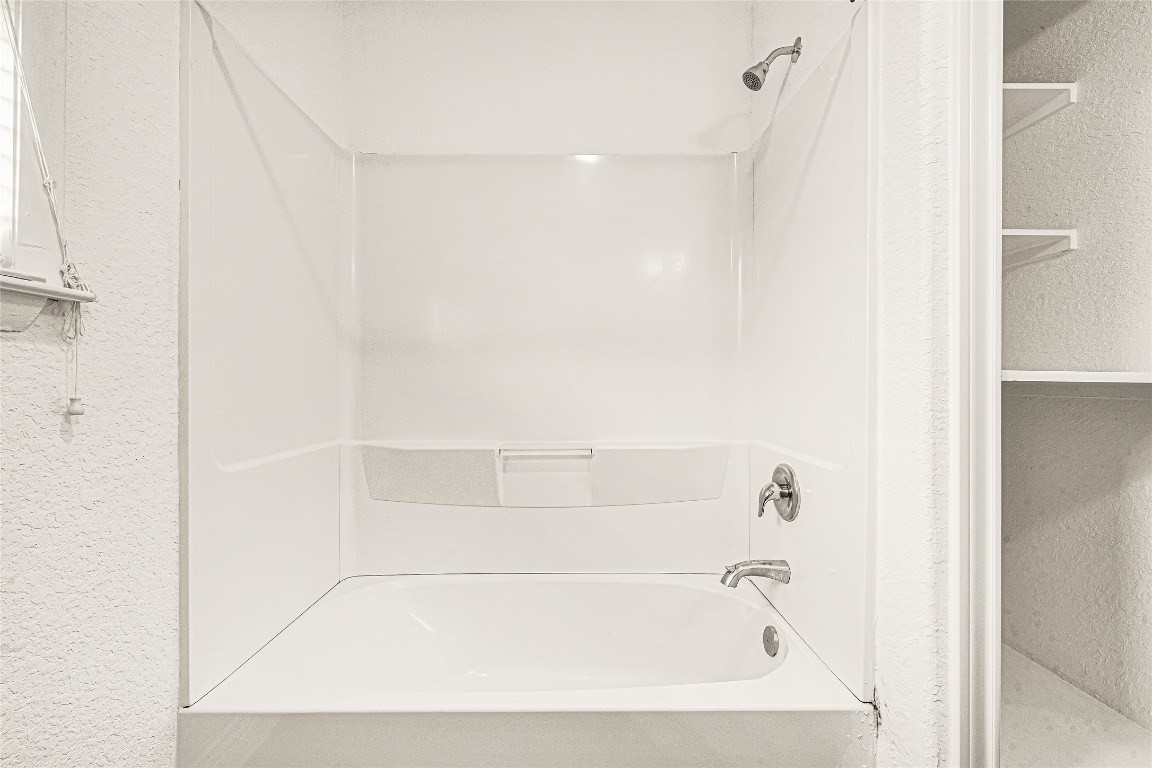 4634 Highway 36 Rosenberg, TX 77471 - Photo 15 of 29 Shower/tub combo