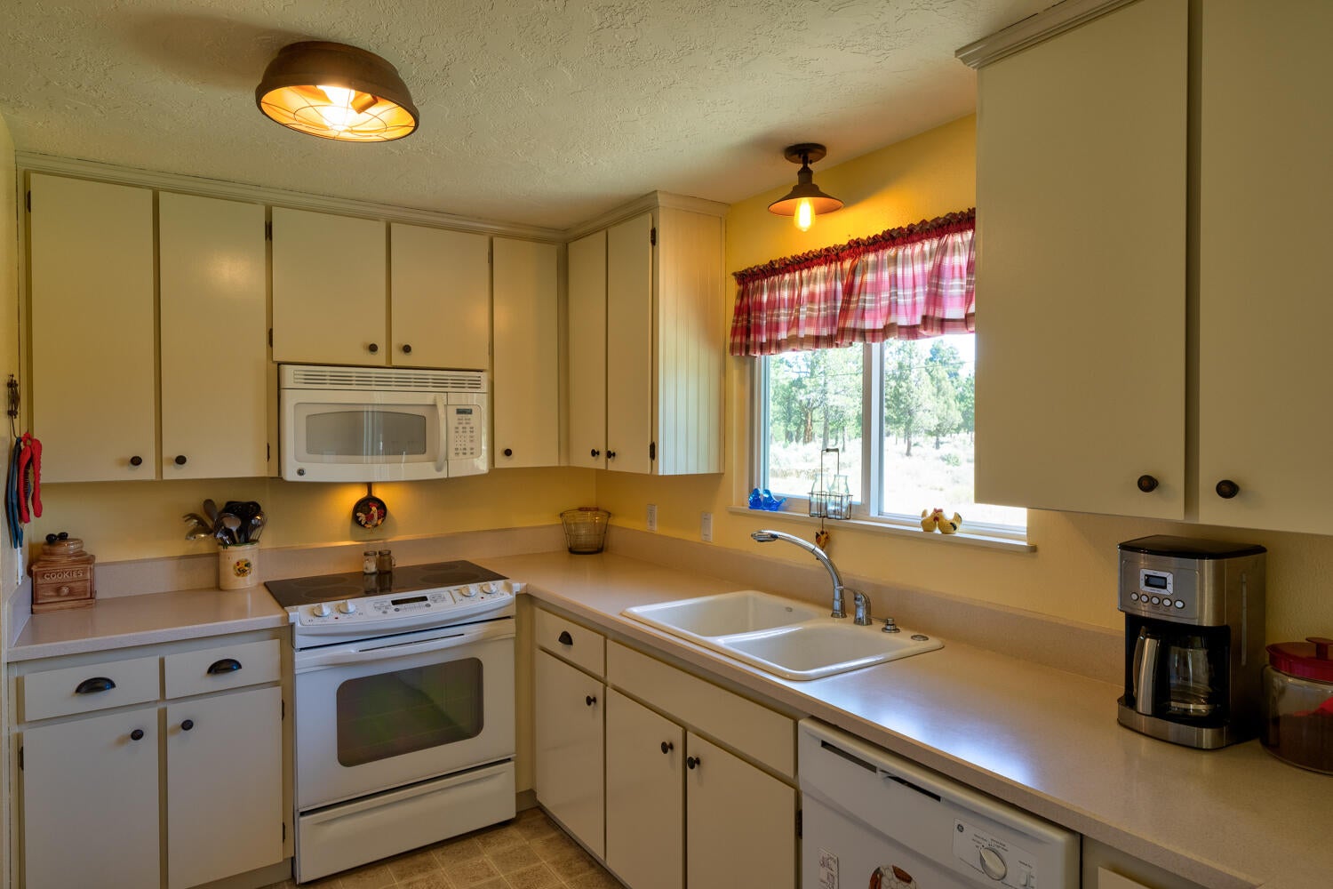 67160 Harrington Loop Road Bend, OR 97703 - Photo 7 of 20 07