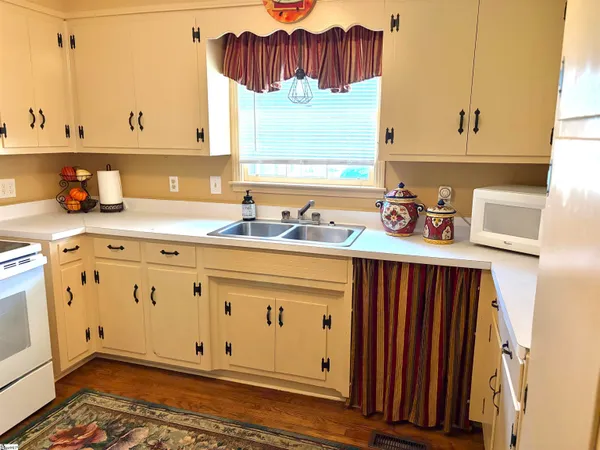 $480,000 | 323 South 1372, Woodruff, SC 29388