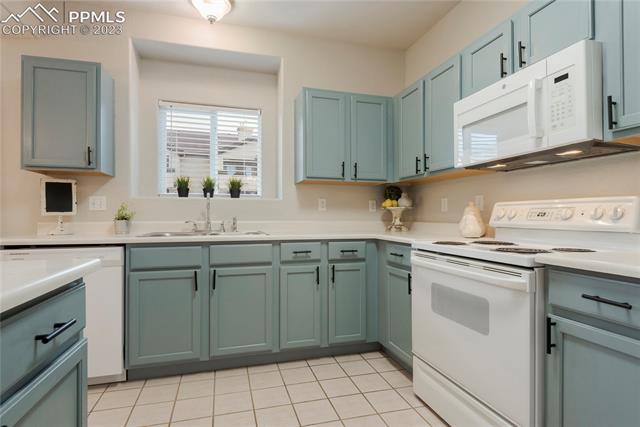3780 Riviera Grove, Unit 101 Colorado Springs, CO 80922 - Photo 9 of 21 Tons of counter space