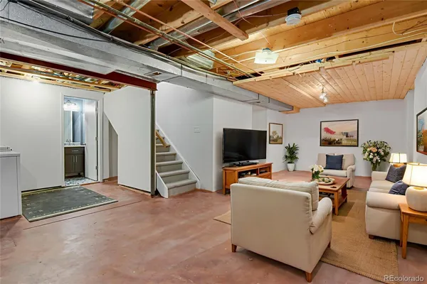 a view of livingroom with furniture