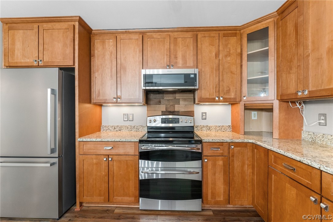 10083 Burkes Pond Road North, VA 23128 - Photo 10 of 36 a kitchen with a stove and a refrigerator