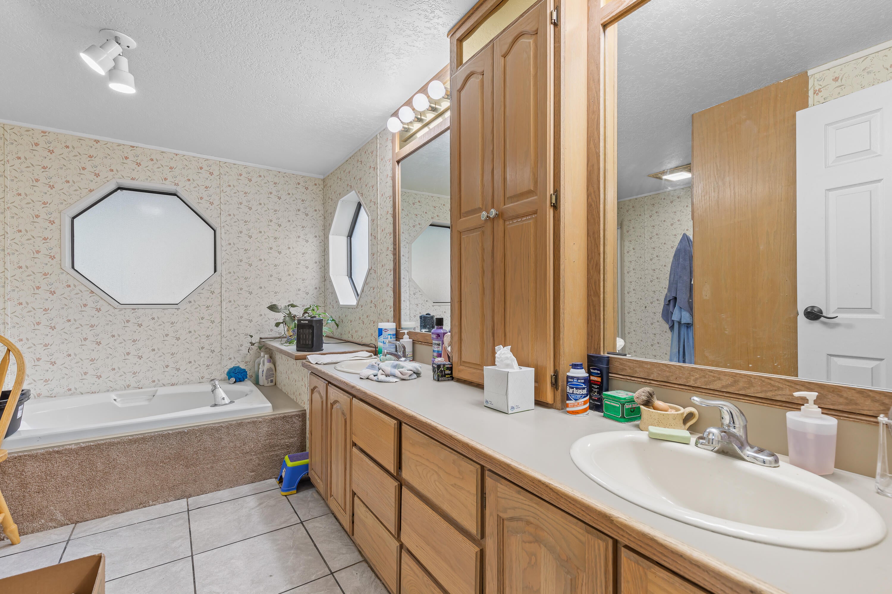 20960 Antioch Road White City, OR 97503 - Photo 21 of 28 Primary Bathroom with dual vanities, soaking tub and walk-in shower