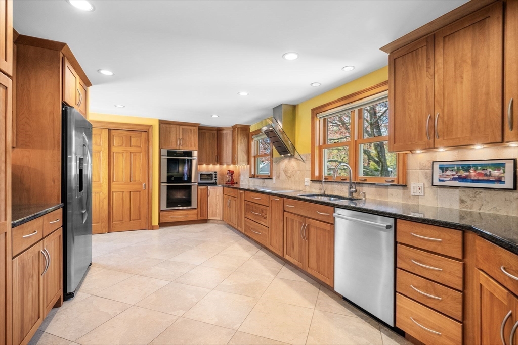 7 Patti Road Beverly, MA 01915 - Photo 4 of 40