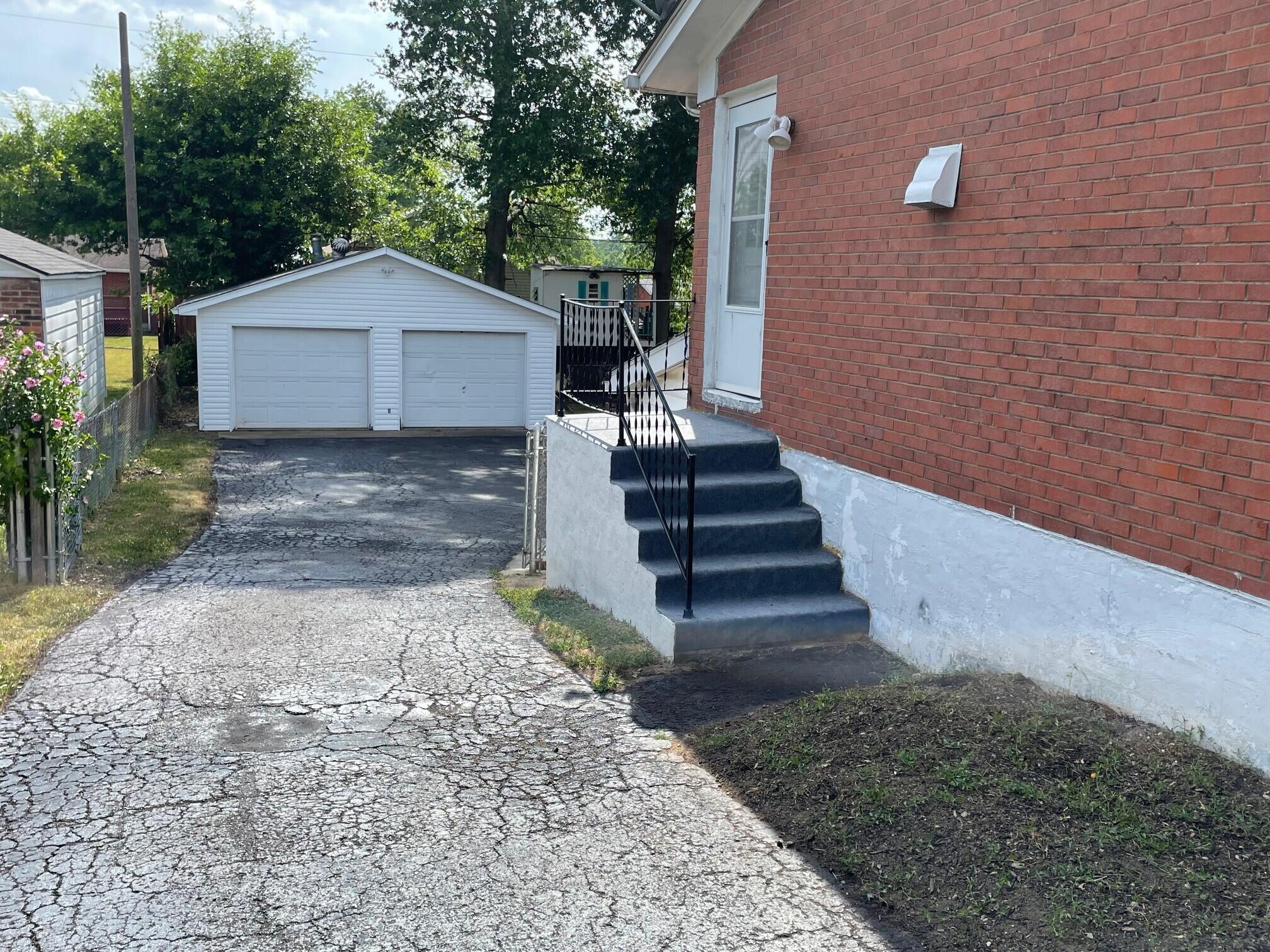 620 Kingston Road Lexington, KY 40505 - Photo 24 of 28 driveway