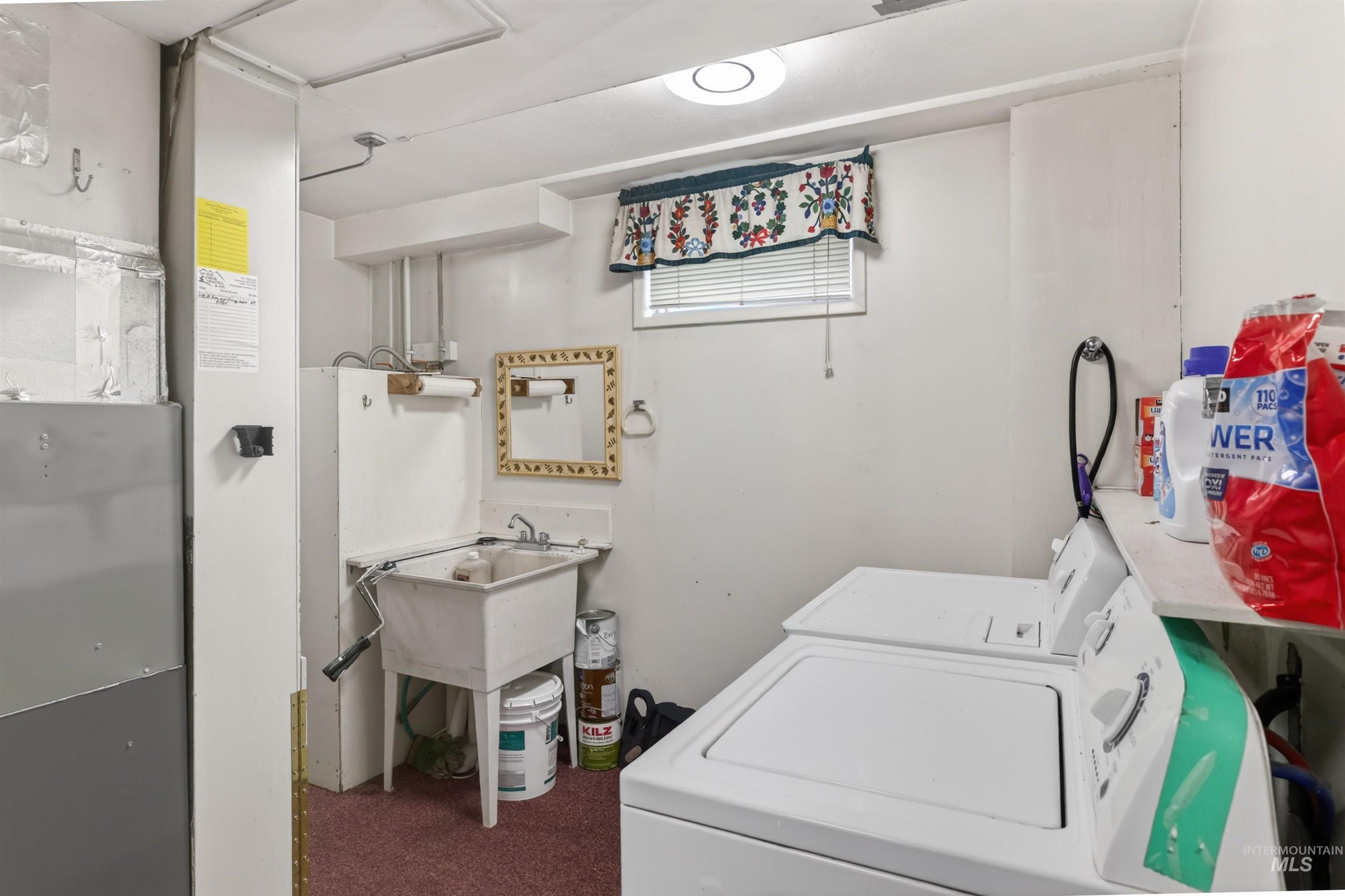 247 North Beech Street Genesee, ID 83832 - Photo 24 of 27 Dedicated laundry area featuring a utility sink, overhead lighting, and built-in shelving