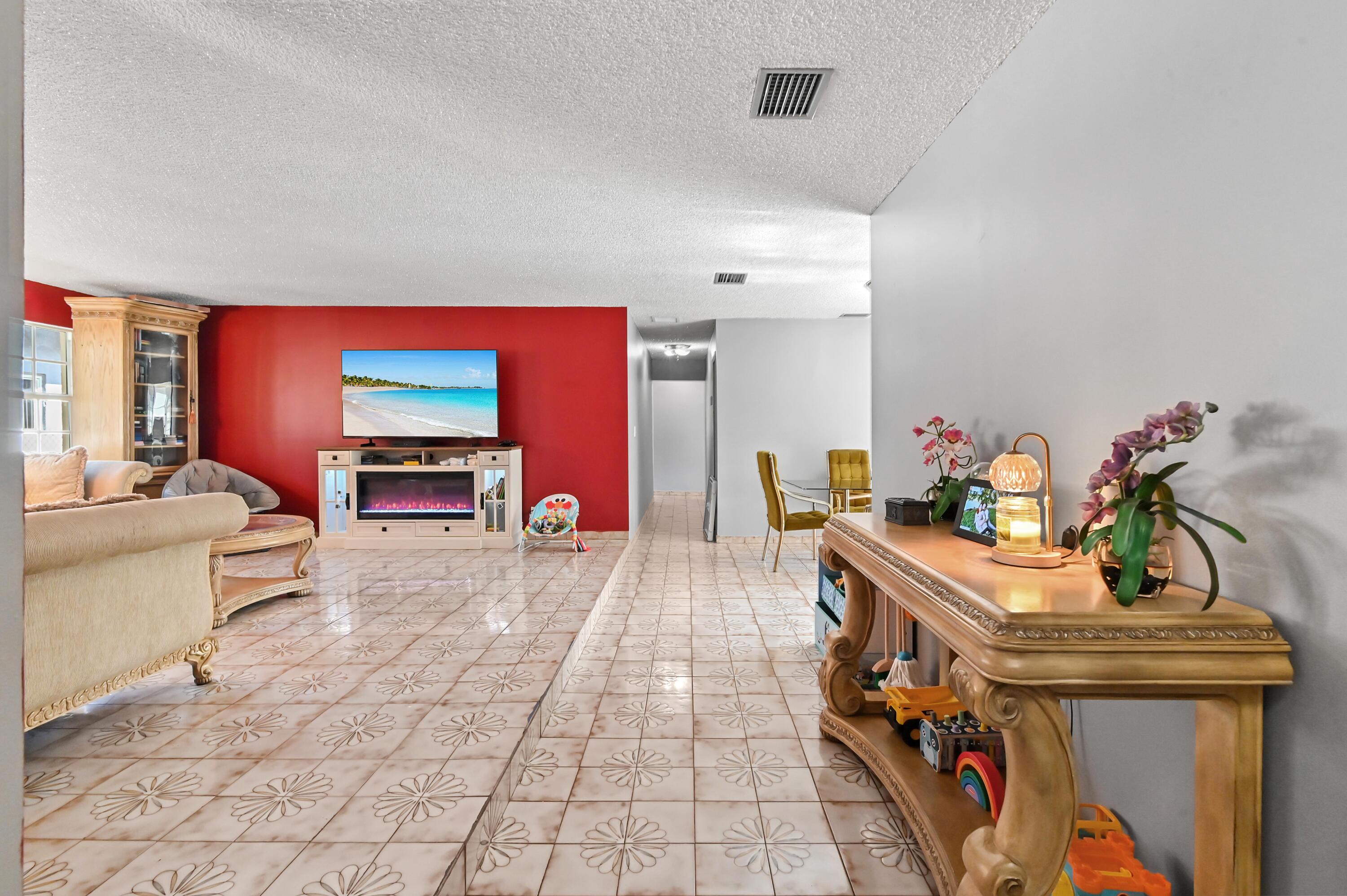 7337 Southwest 21st Street Miami, FL 33155 - Photo 5 of 32 07 Living room 01