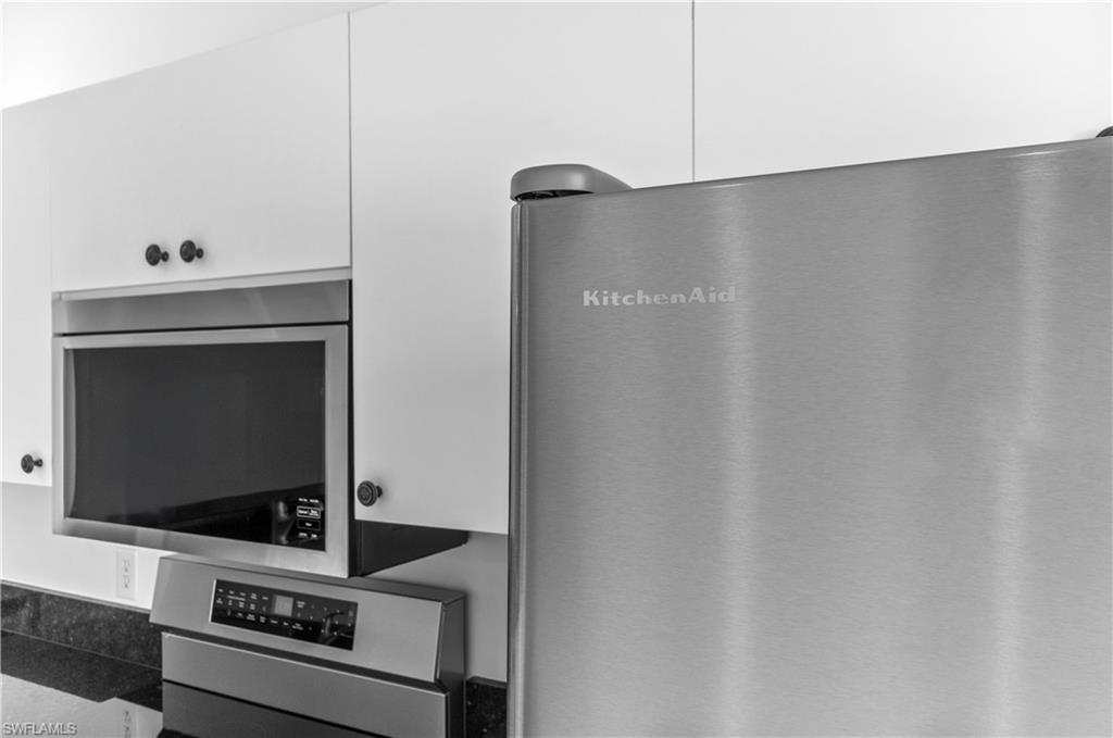 3281 Lindsey Lane, Unit 55 Naples, FL 34109 - Photo 4 of 43 a picture of microwave