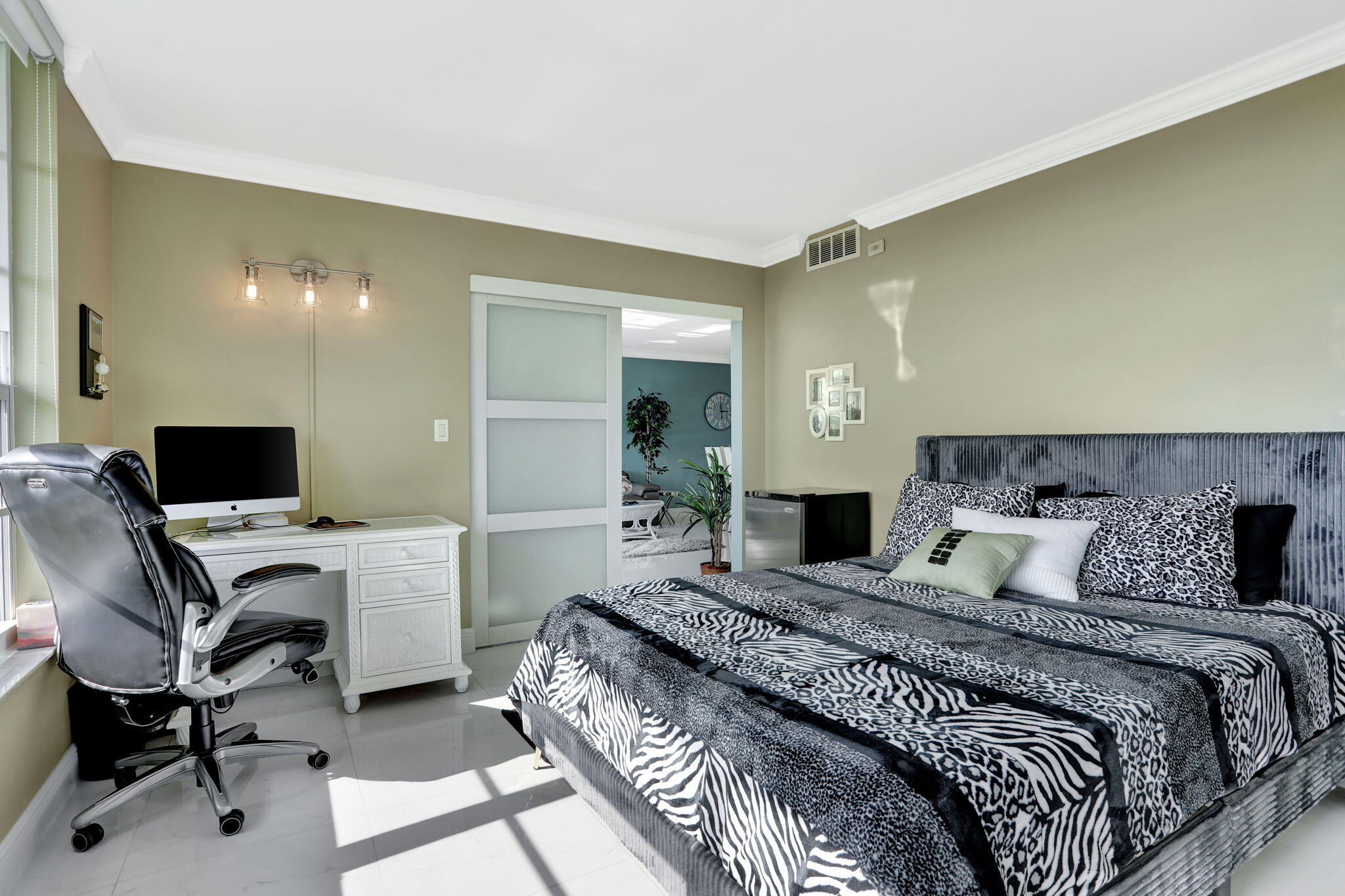 565 Oaks Lane, Unit 512 Pompano Beach, FL 33069 - Photo 21 of 34 a bedroom with a large bed and a computer on a desk next to a window