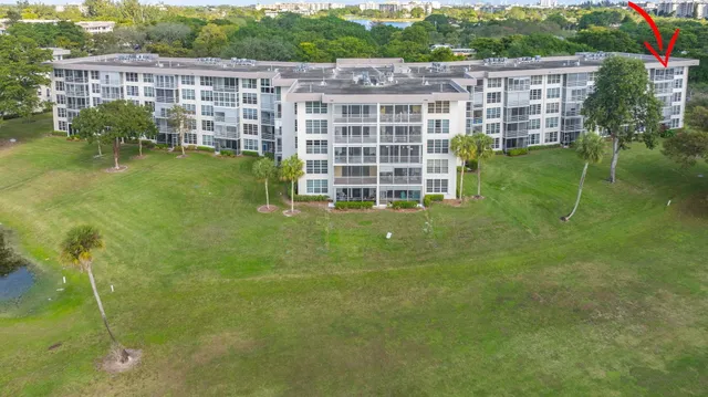 $355,000 | 565 Oaks Lane, Unit 512, Pompano Beach, FL 33069