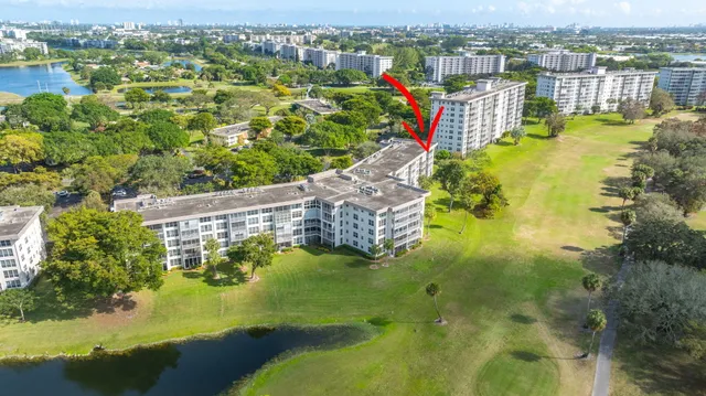 $355,000 | 565 Oaks Lane, Unit 512, Pompano Beach, FL 33069