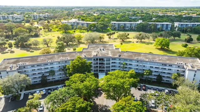 $355,000 | 565 Oaks Lane, Unit 512, Pompano Beach, FL 33069