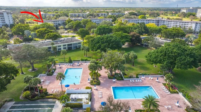 $355,000 | 565 Oaks Lane, Unit 512, Pompano Beach, FL 33069