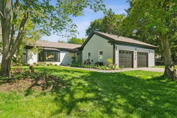 $850,000 | 4643 Lake Point Circle, Long Grove, IL 60047