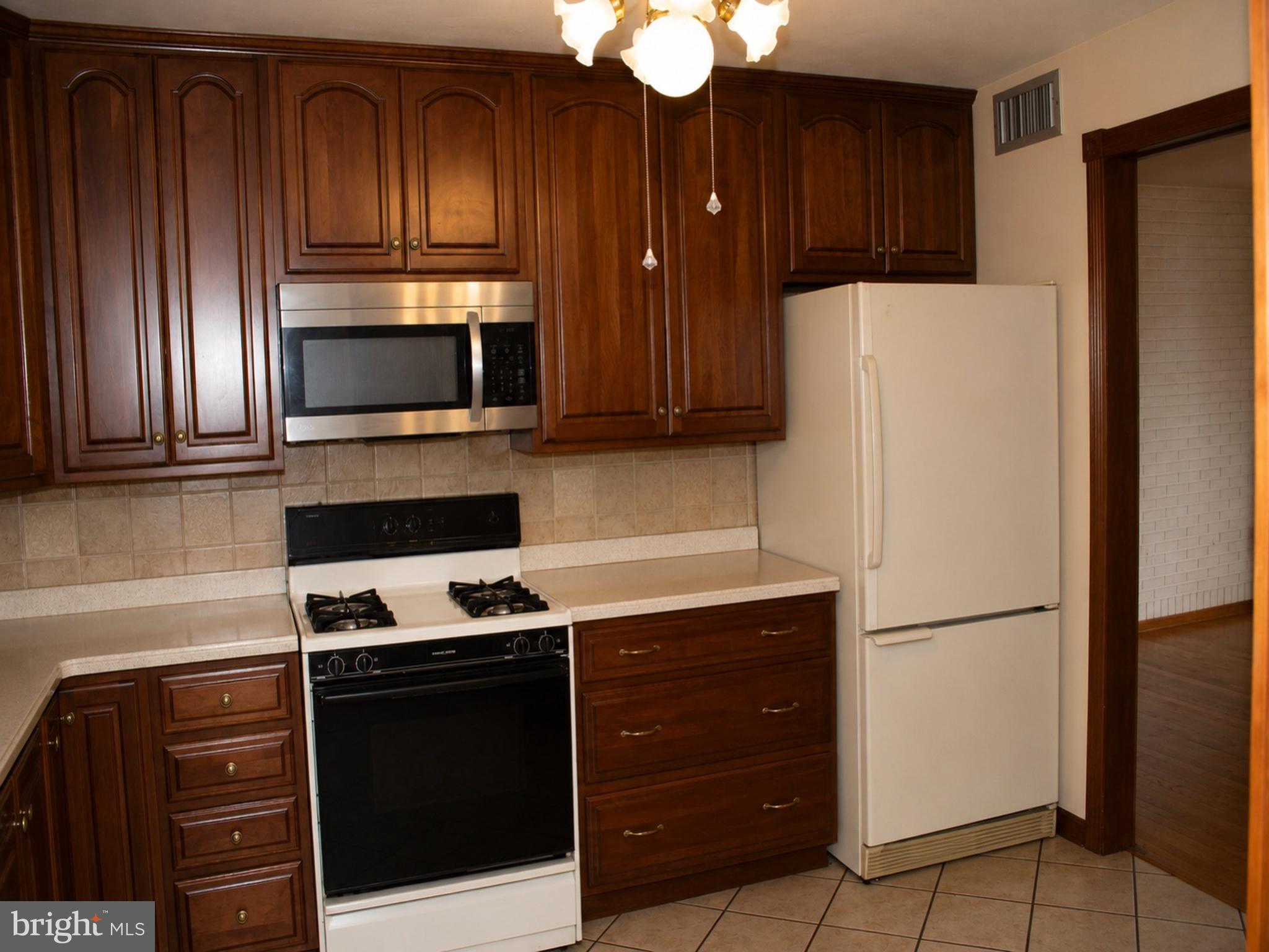 709 Margo Road Baltimore, MD 21222 - Photo 3 of 11