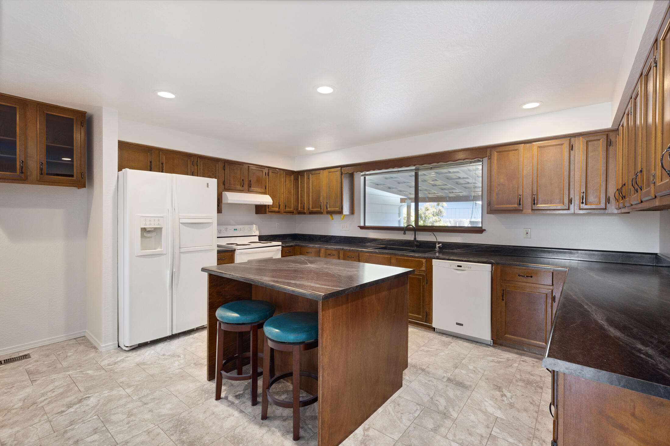 946 West Harbeck Road Grants Pass, OR 97527 - Photo 8 of 31 Kitchen