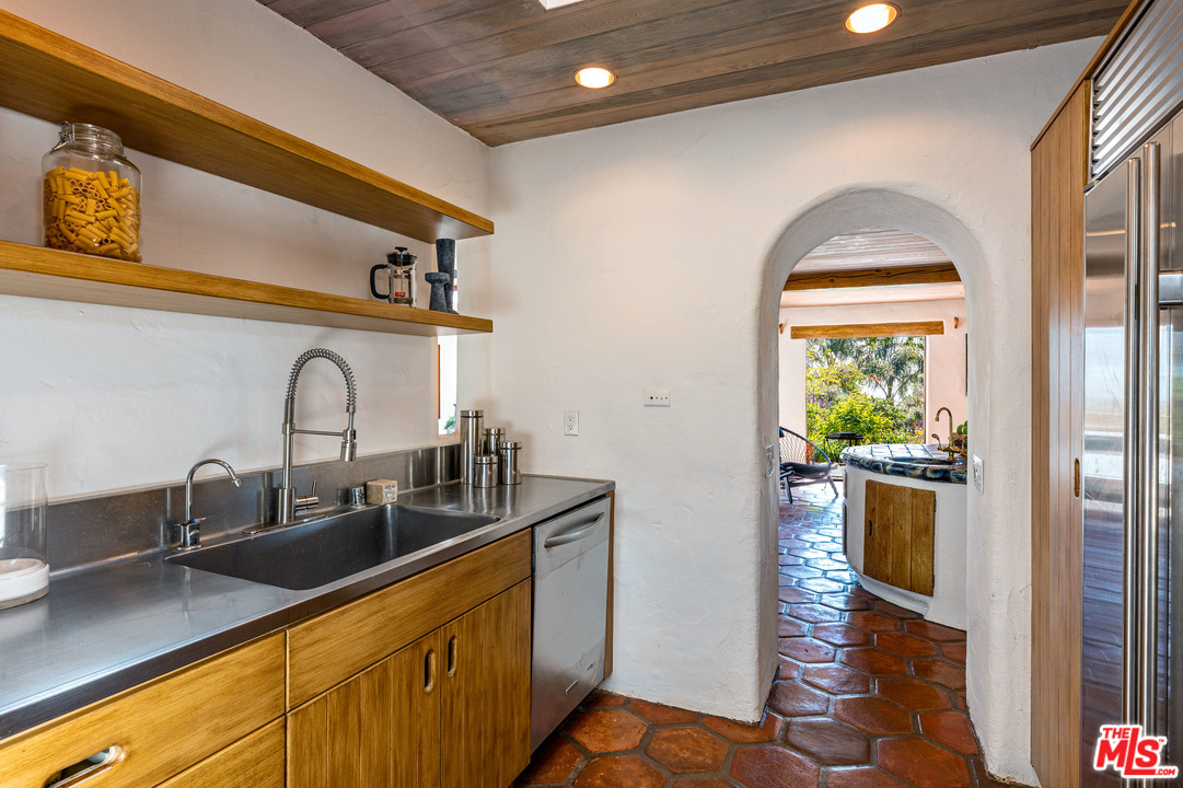 20781 Big Rock Drive Malibu, CA 90265 - Photo 16 of 54