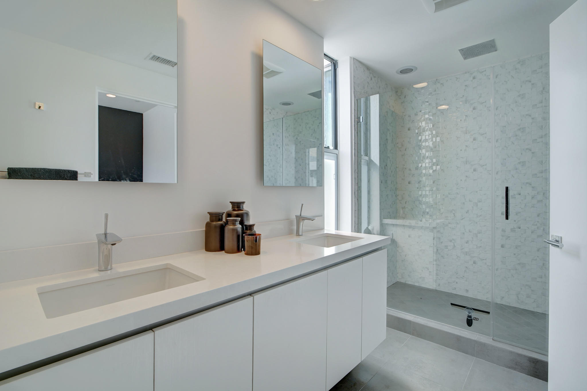 305 Goleta Way Palm Springs, CA 92264 - Photo 20 of 34 a bathroom with a sink and a mirror