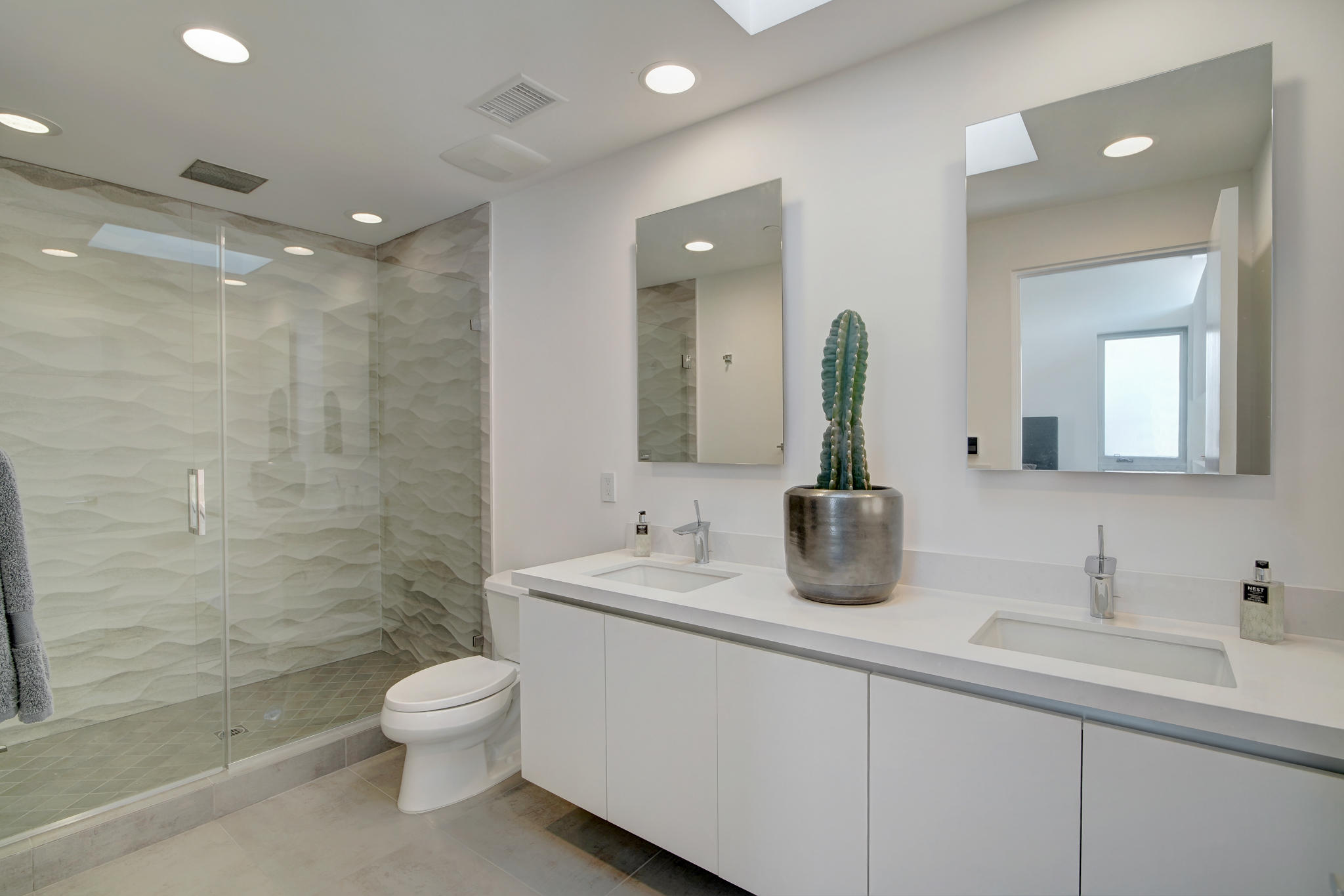 305 Goleta Way Palm Springs, CA 92264 - Photo 23 of 34 a bathroom with a toilet sink and mirror
