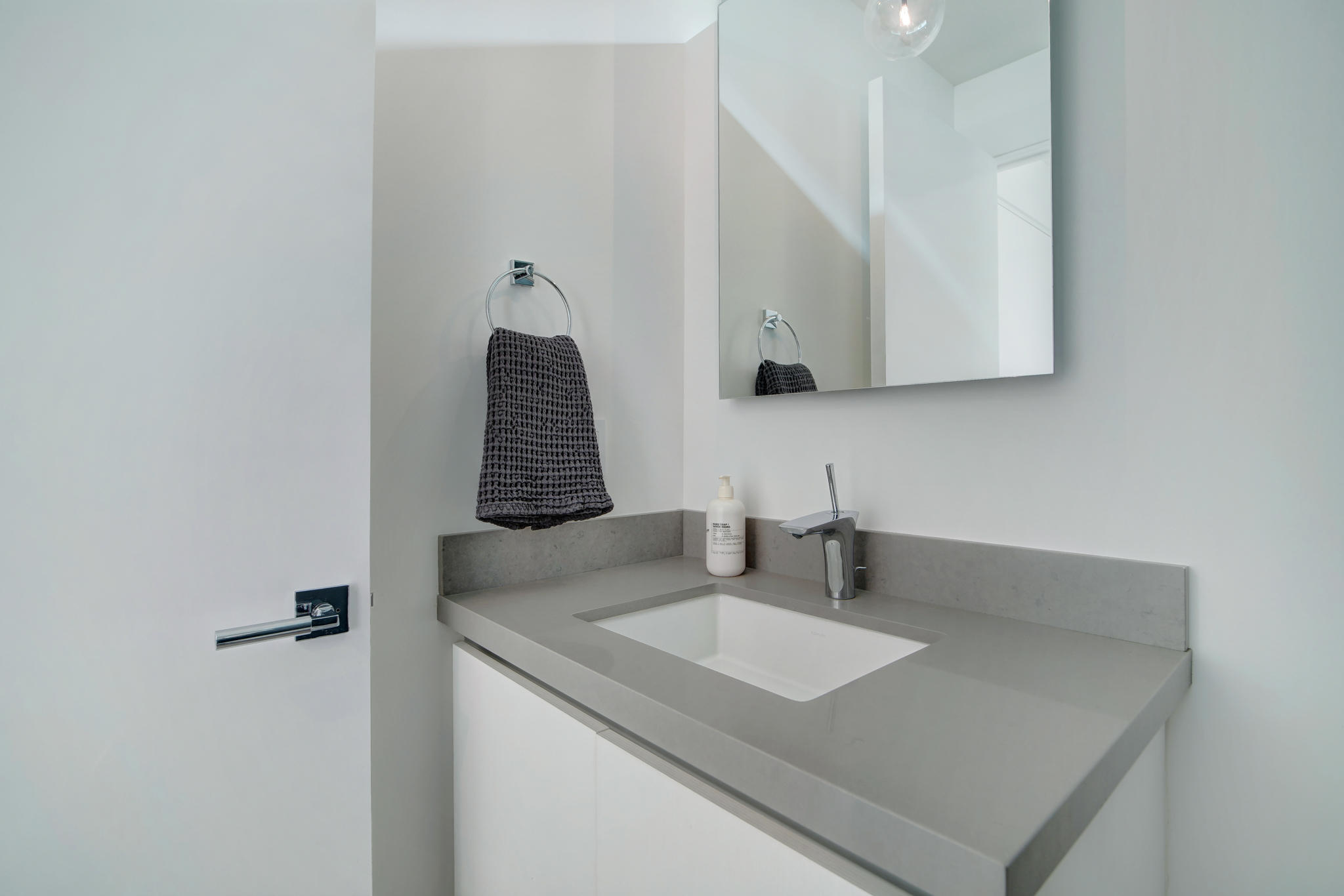 305 Goleta Way Palm Springs, CA 92264 - Photo 24 of 34 a bathroom with a sink and a mirror